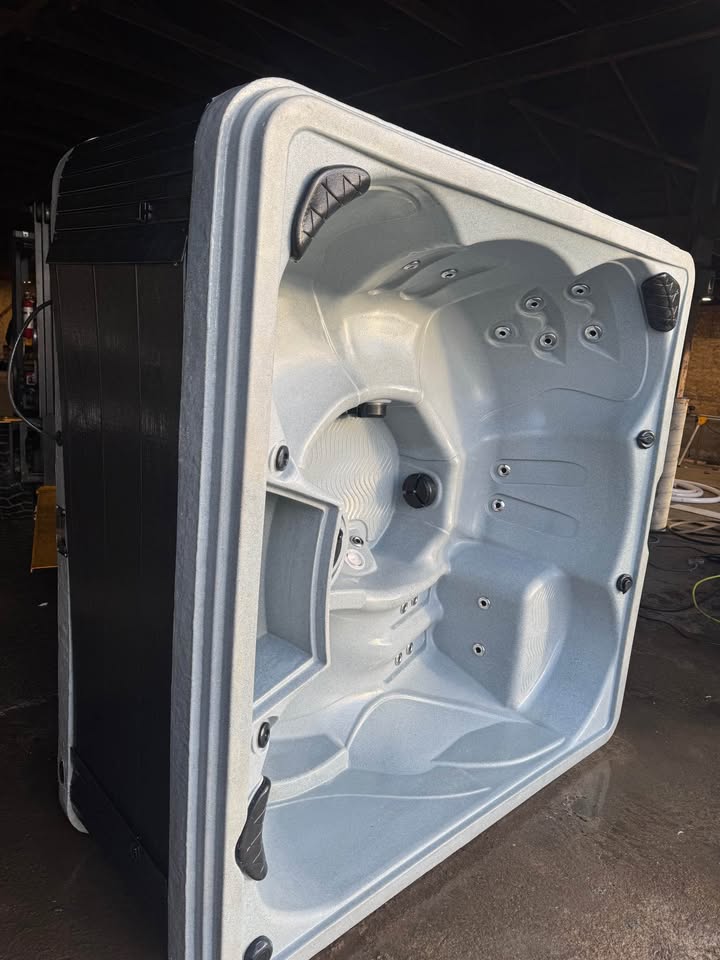 2021 Strong Spas G2L Diamond Plug & Play Hot Tub