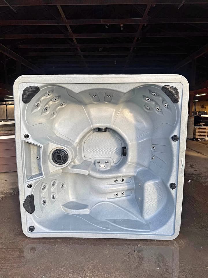 2021 Strong Spas G2L Diamond Plug & Play Hot Tub
