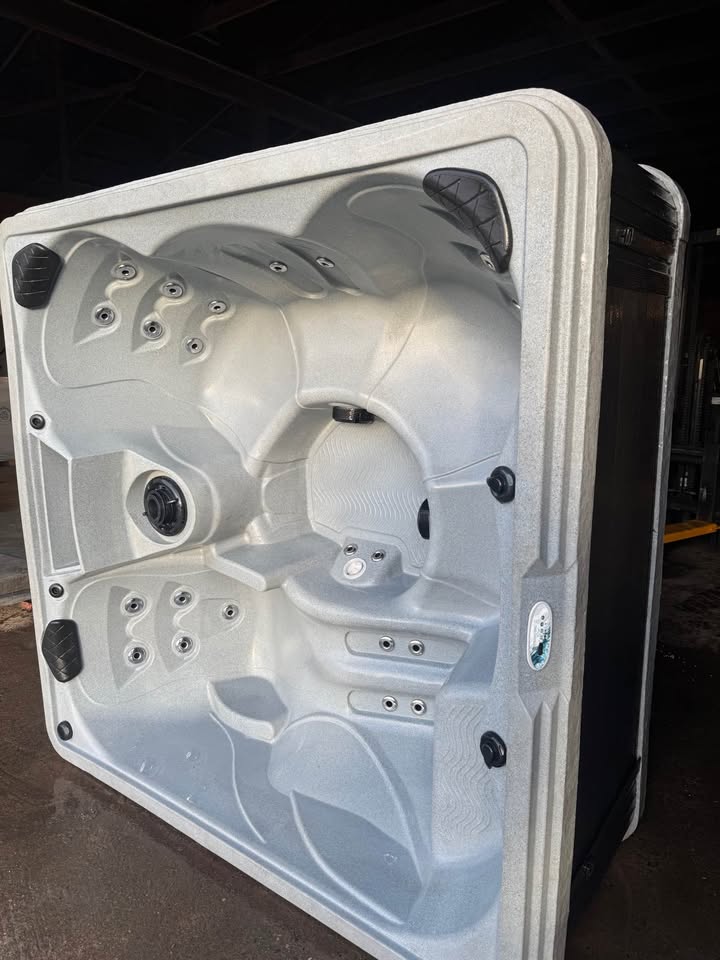 2021 Strong Spas G2L Diamond Plug & Play Hot Tub